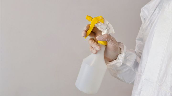 Use Vinegar Spray to get rid of bees
