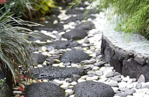 10 Beautiful Rock Beds Around House