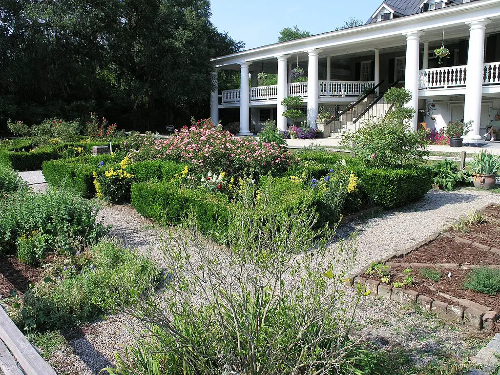 1024px Front house garden at Magnolia Plantation